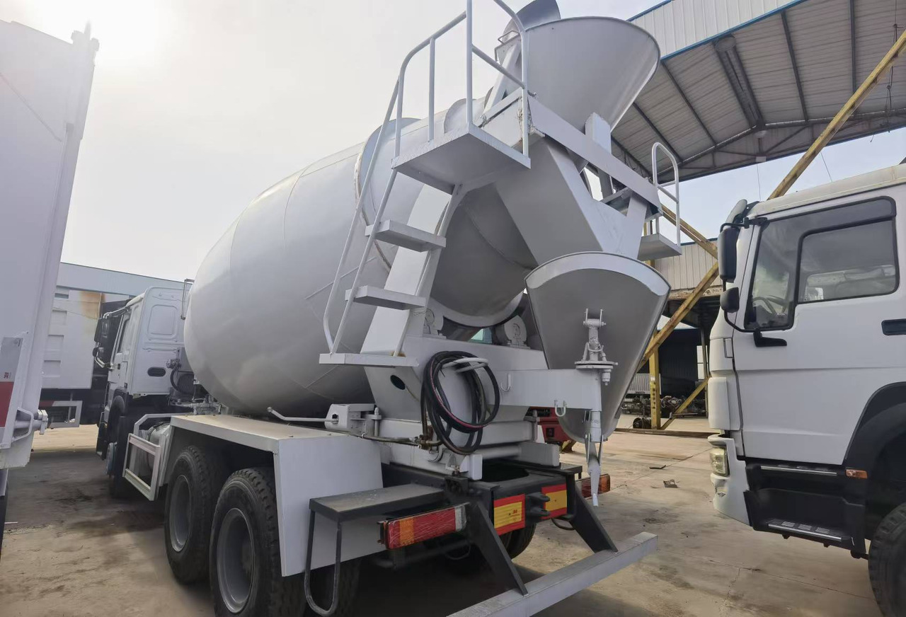 Sinotruk HOWO 371 Concrete mixer truck - Camion malaxeur: photos 5 Sinotruk HOWO 371 Concrete mixer truck - Camion malaxeur: photos 5
