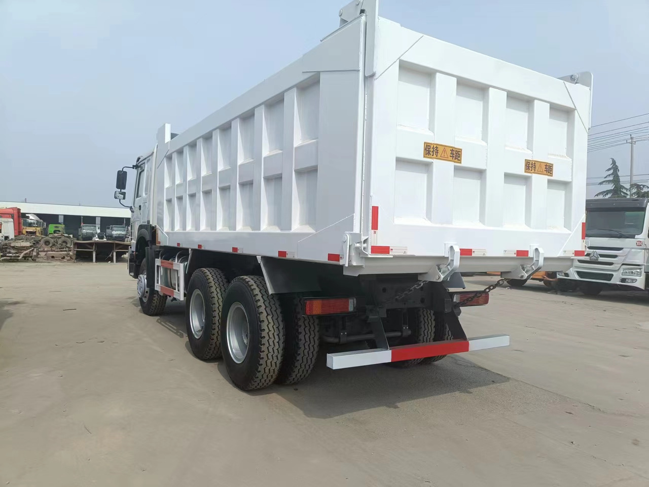 Sinotruk HOWO 375 6*4 dump truck - Mini tombereau: photos 3 Sinotruk HOWO 375 6*4 dump truck - Mini tombereau: photos 3