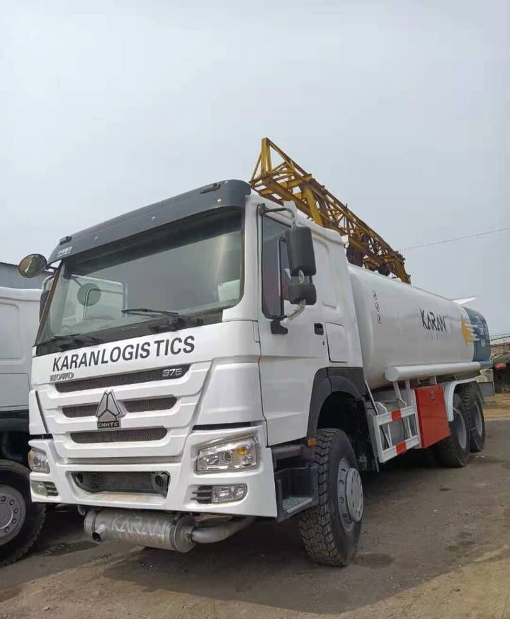 Sinotruk HOWO 6*4 sprinkler - Camion hydrocureur: photos 1 Sinotruk HOWO 6*4 sprinkler - Camion hydrocureur: photos 1