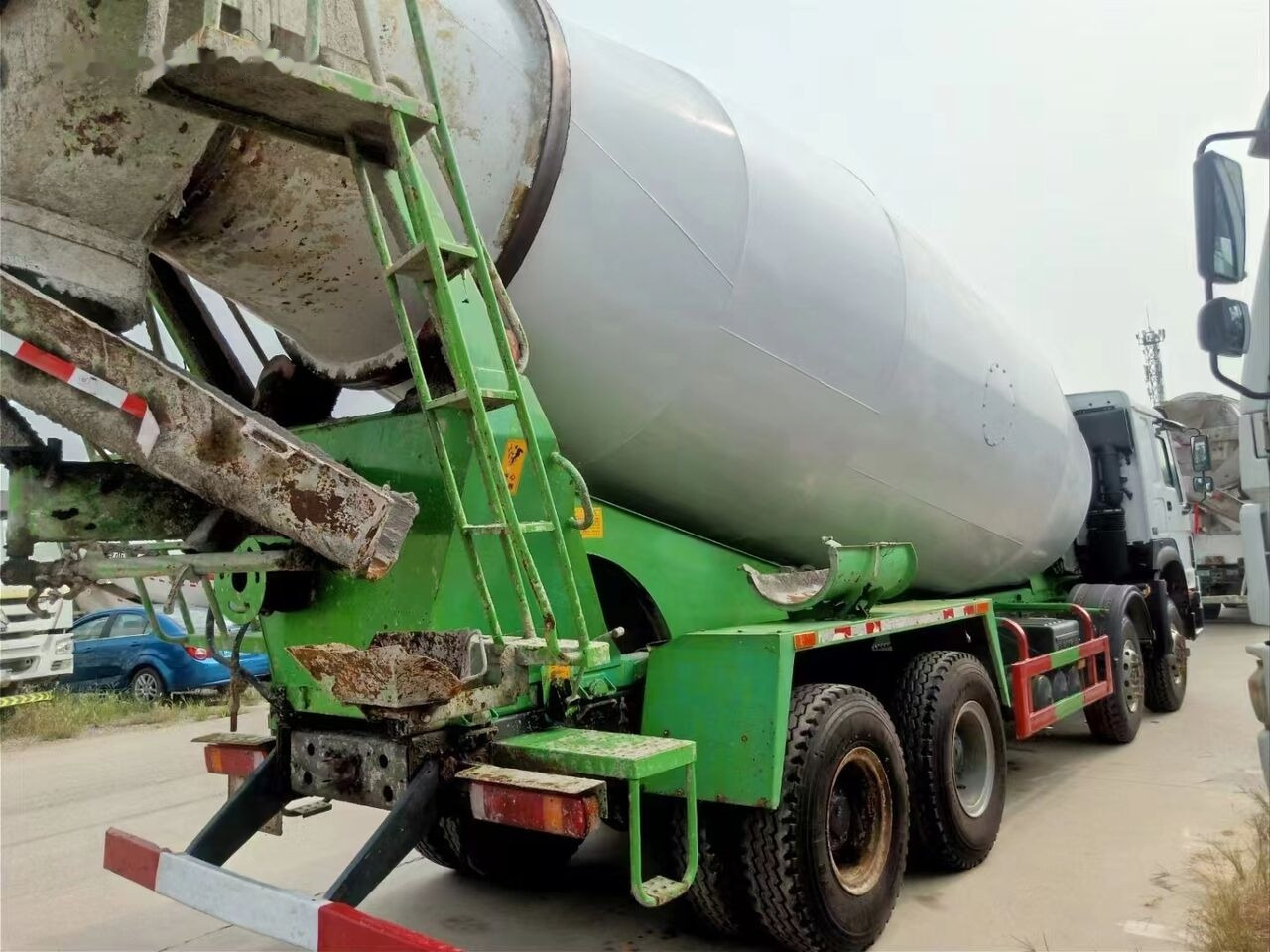 Sinotruk HOWO 8*4 Concrete mixer truck - Camion malaxeur: photos 3 Sinotruk HOWO 8*4 Concrete mixer truck - Camion malaxeur: photos 3