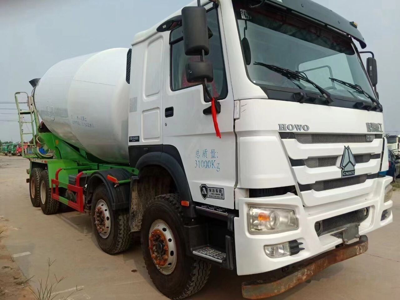 Sinotruk HOWO 8*4 Concrete mixer truck - Camion malaxeur: photos 2 Sinotruk HOWO 8*4 Concrete mixer truck - Camion malaxeur: photos 2