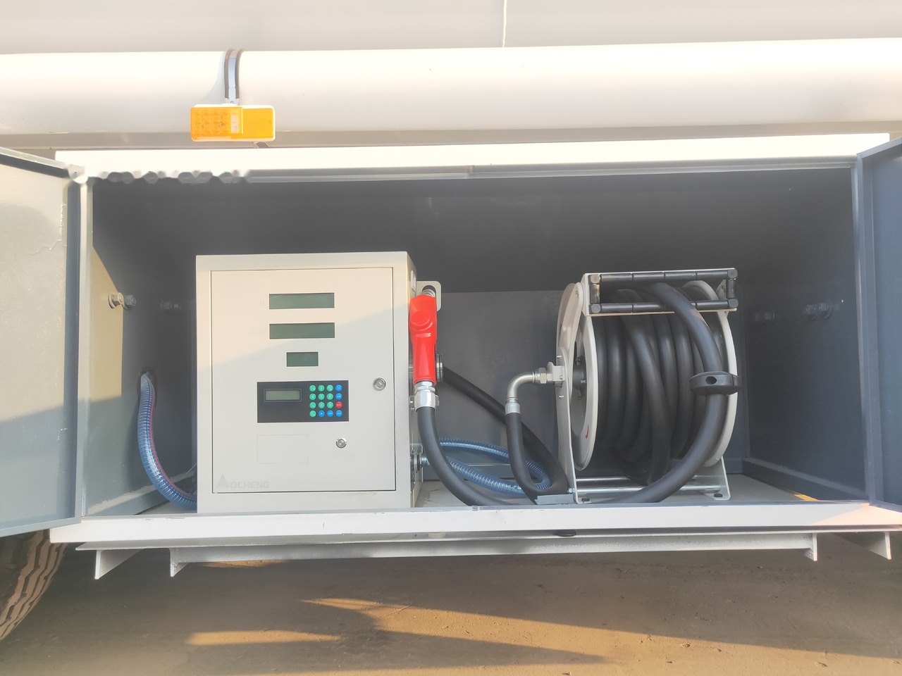 Sinotruk HOWO 8*4 Tank truck - Camion citerne: photos 3 Sinotruk HOWO 8*4 Tank truck - Camion citerne: photos 3