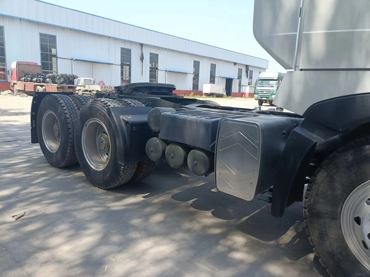 Sinotruk HOWO A7 tractor - Mini tombereau: photos 5 Sinotruk HOWO A7 tractor - Mini tombereau: photos 5