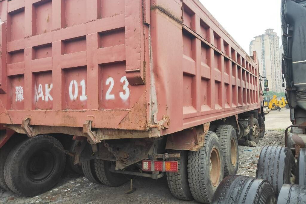 Sinotruk Howo - Camion benne: photos 2 Sinotruk Howo - Camion benne: photos 2