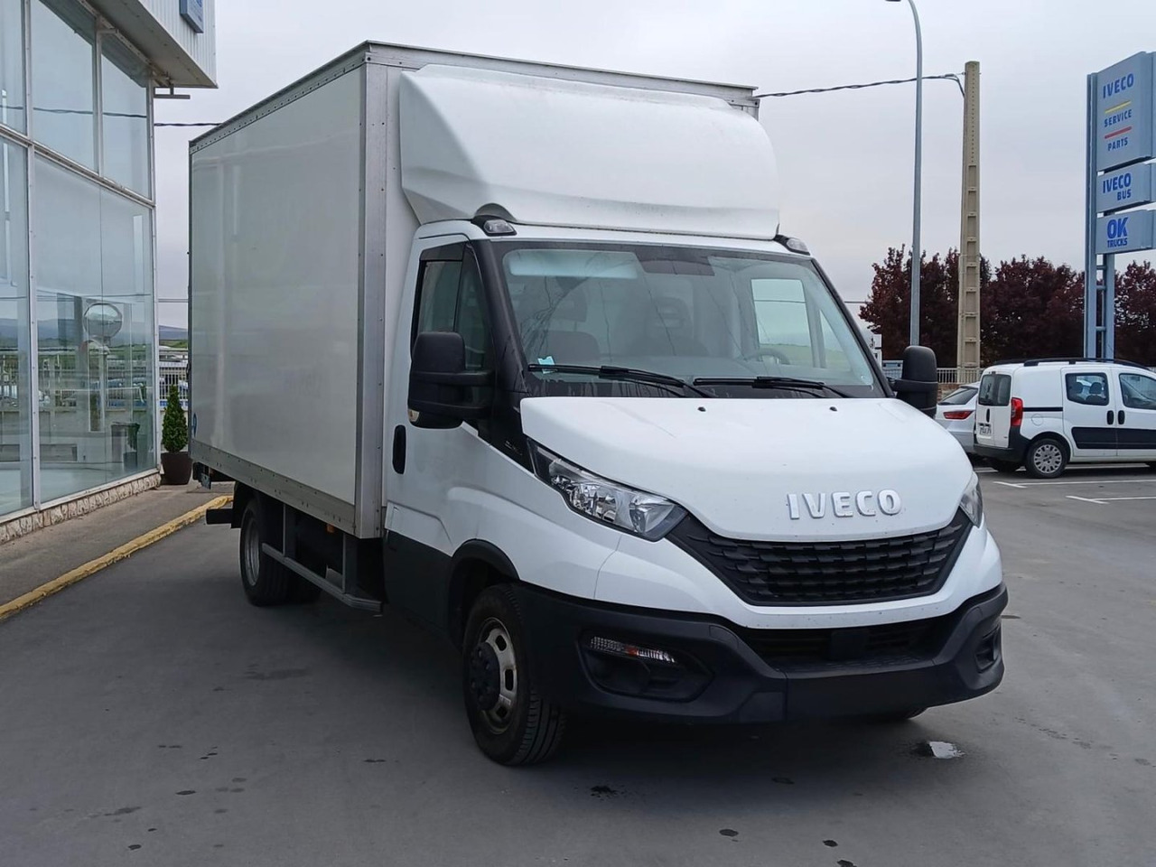 Caja cerrada con plataforma elevadora IVECO 35C16 20m3 - Fourgon grand volume: photos 3 Caja cerrada con plataforma elevadora IVECO 35C16 20m3 - Fourgon grand volume: photos 3
