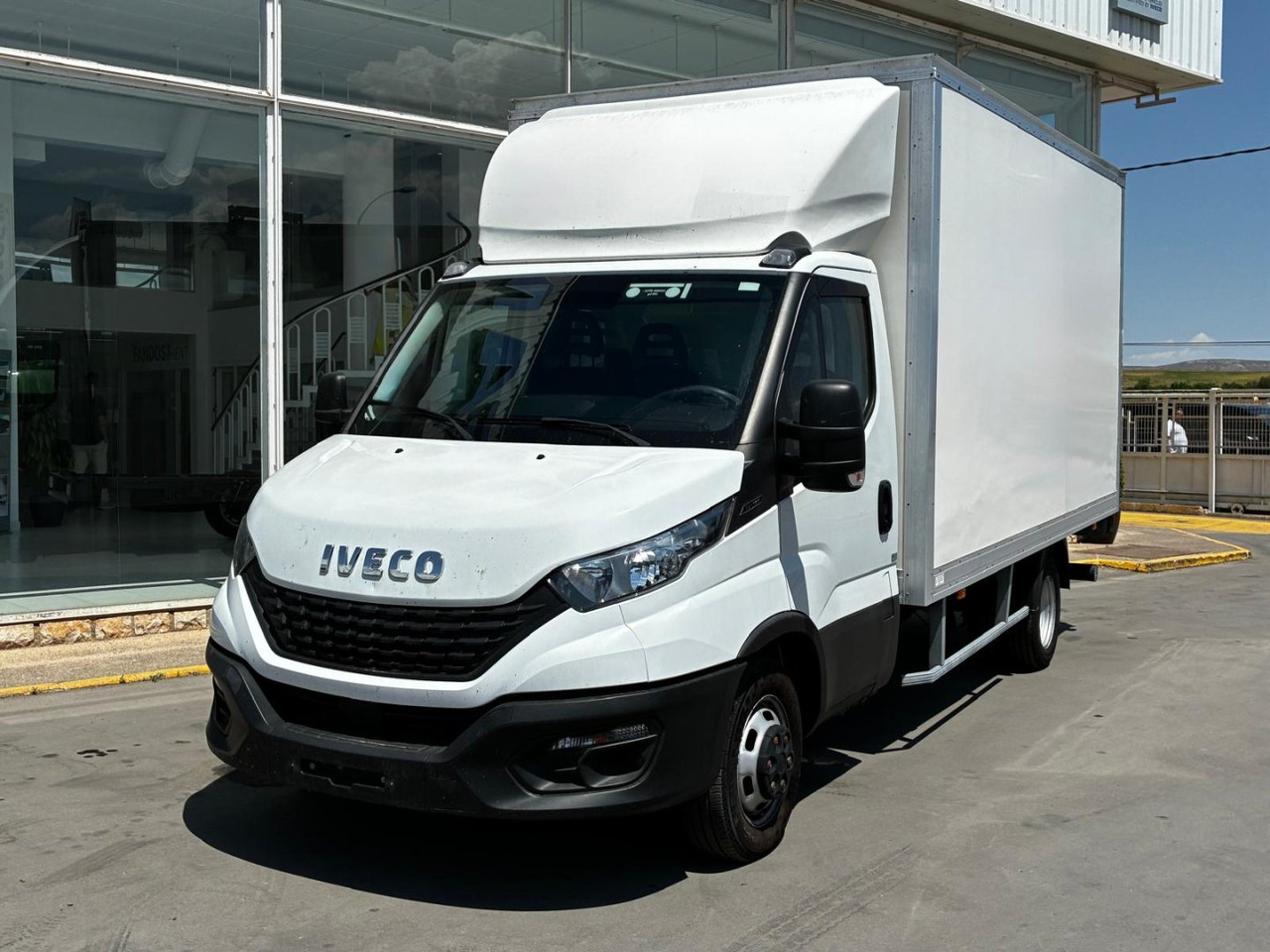 Caja cerrada con plataforma elevadora IVECO 35C16 20m3 - Fourgon grand volume: photos 1 Caja cerrada con plataforma elevadora IVECO 35C16 20m3 - Fourgon grand volume: photos 1