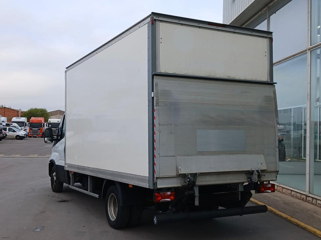 Caja cerrada con plataforma elevadora IVECO 35C16 20m3 - Fourgon grand volume: photos 4 Caja cerrada con plataforma elevadora IVECO 35C16 20m3 - Fourgon grand volume: photos 4