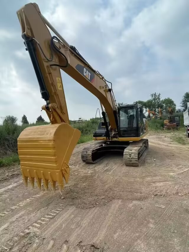 CATERPILLAR 320 D 2 L CAT 320D2 L - Pelle sur chenille: photos 3 CATERPILLAR 320 D 2 L CAT 320D2 L - Pelle sur chenille: photos 3