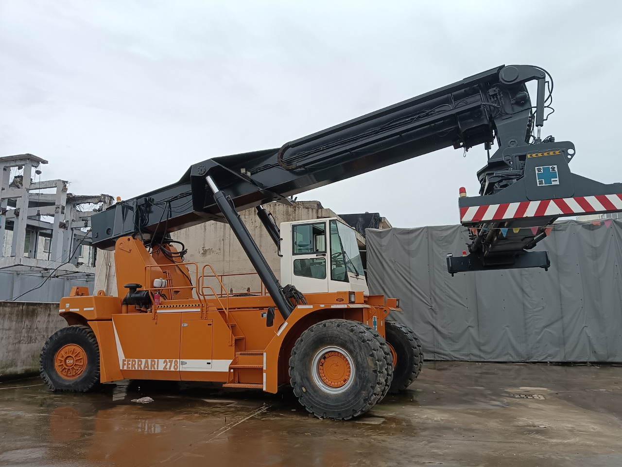 CVS FERRARRI 278 F278.6 - Reach stacker: photos 1 CVS FERRARRI 278 F278.6 - Reach stacker: photos 1