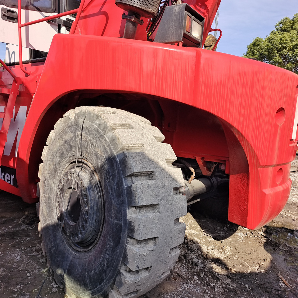 FANTUZZI CS 45 KMHD 45 TON CONTAINER REACH CRANE - Reach stacker: photos 2 FANTUZZI CS 45 KMHD 45 TON CONTAINER REACH CRANE - Reach stacker: photos 2