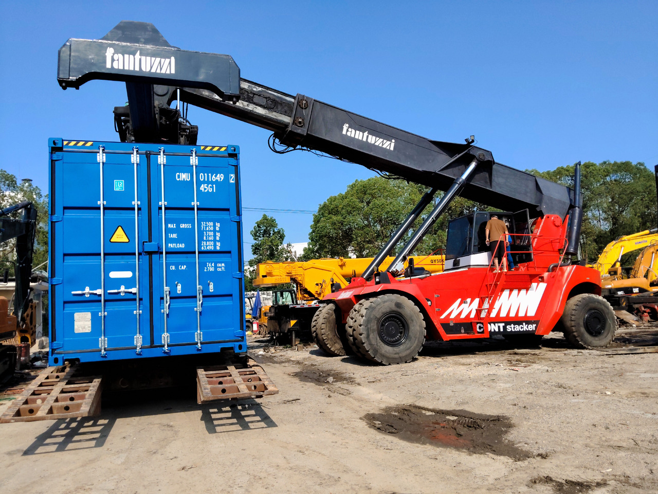 FANTUZZI CS45KM 45 TON - Reach stacker: photos 4 FANTUZZI CS45KM 45 TON - Reach stacker: photos 4