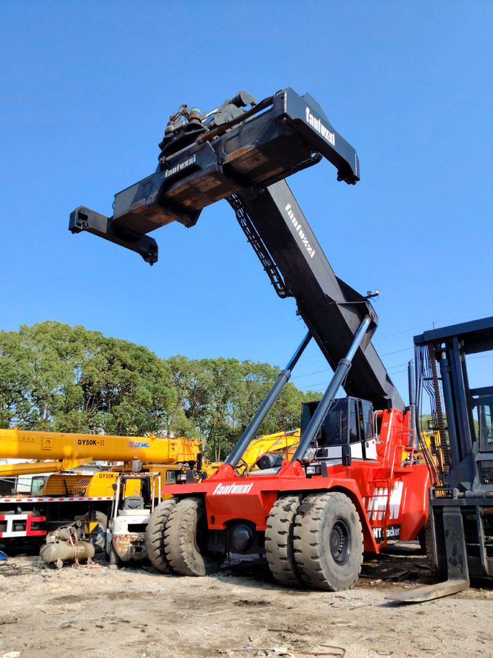 FANTUZZI CS45KM 45 TON - Reach stacker: photos 1 FANTUZZI CS45KM 45 TON - Reach stacker: photos 1