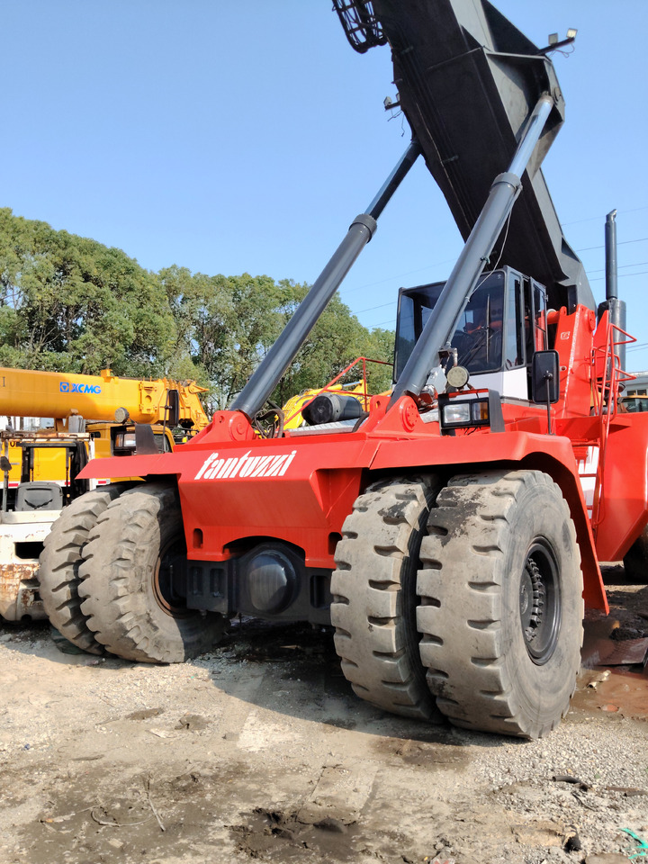 FANTUZZI CS45KM 45 TON - Reach stacker: photos 5 FANTUZZI CS45KM 45 TON - Reach stacker: photos 5