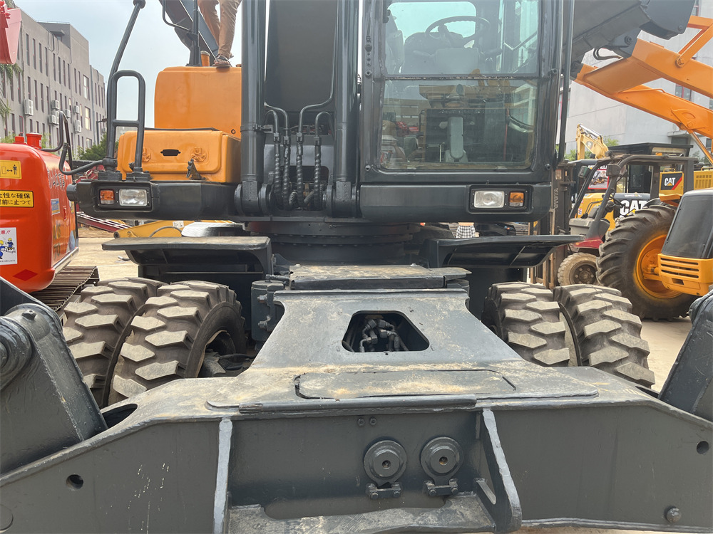 HYUNDAI 210W-9 - Pelle sur pneus: photos 3 HYUNDAI 210W-9 - Pelle sur pneus: photos 3