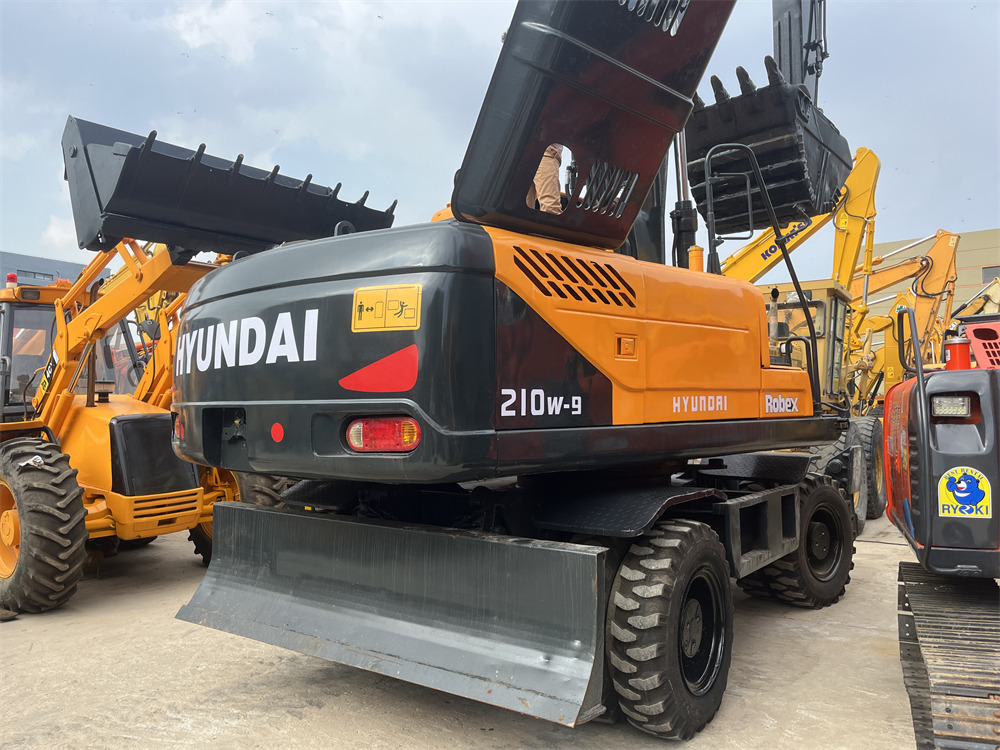 HYUNDAI 210W-9 T - Pelle sur pneus: photos 1 HYUNDAI 210W-9 T - Pelle sur pneus: photos 1
