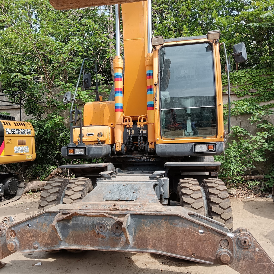 HYUNDAI 210W-9 T - Pelle sur pneus: photos 2 HYUNDAI 210W-9 T - Pelle sur pneus: photos 2