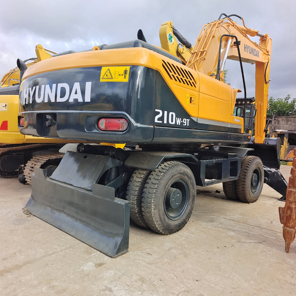 HYUNDAI 210W-9T - Pelle sur pneus: photos 3 HYUNDAI 210W-9T - Pelle sur pneus: photos 3