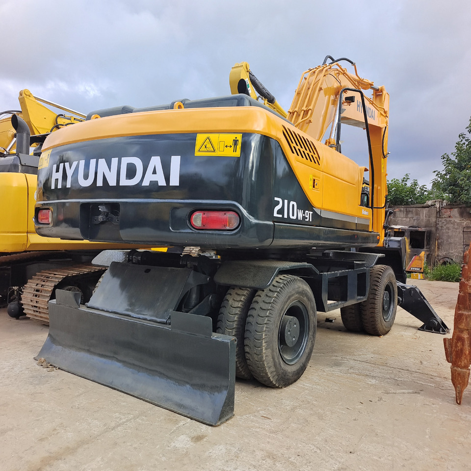 HYUNDAI 210W-9T - Pelle sur pneus: photos 2 HYUNDAI 210W-9T - Pelle sur pneus: photos 2
