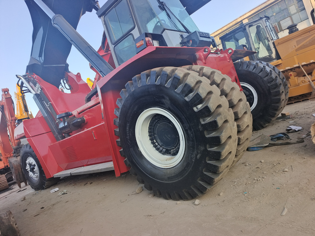 KALMAR DRF 450 45 TON REACH STACKER - Reach stacker: photos 1 KALMAR DRF 450 45 TON REACH STACKER - Reach stacker: photos 1