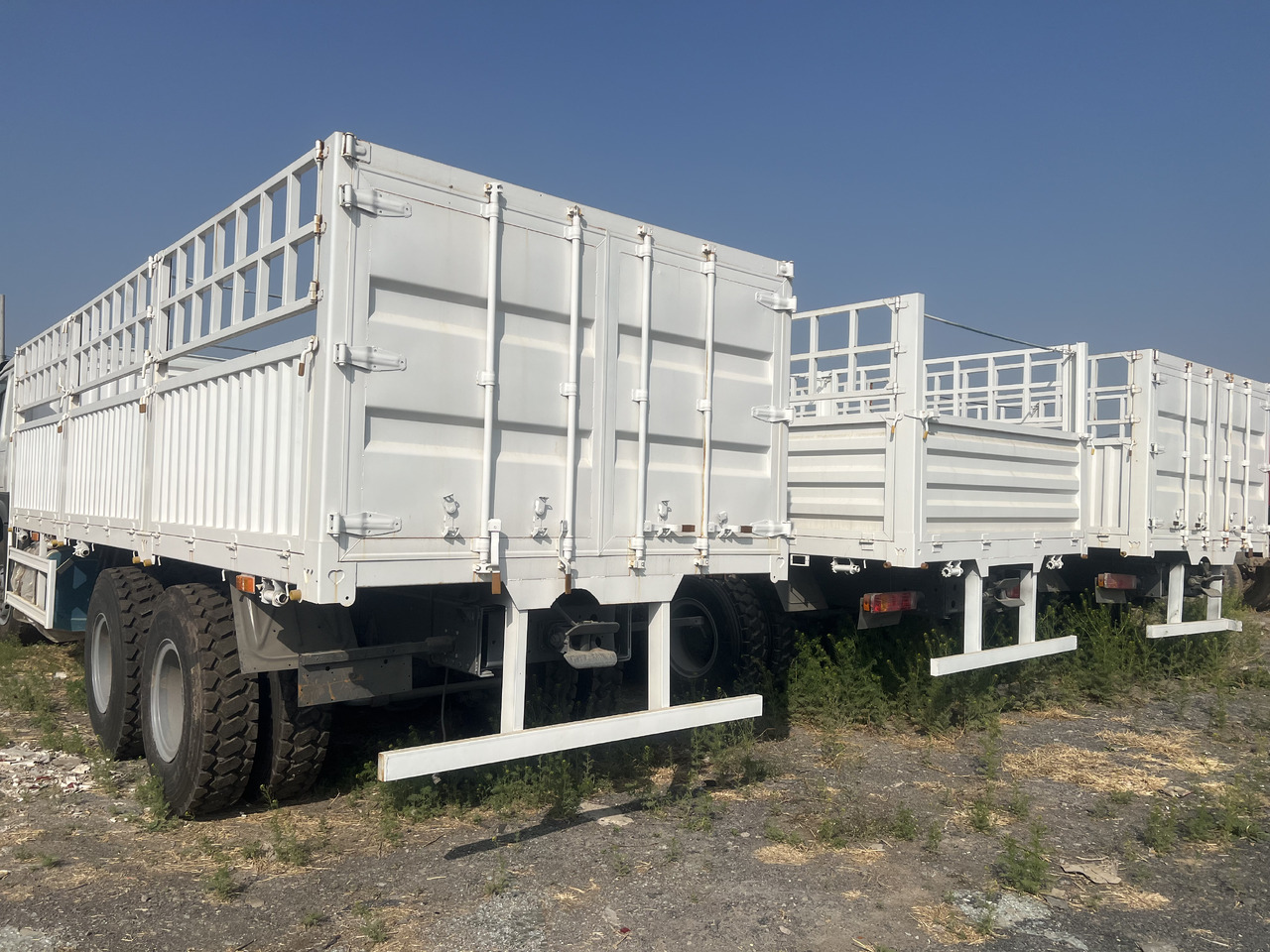 SINOTRUK HOWO DUMP TRUCK LIVESTOCK TRUCK WITH FENCE 371 380 400 420 460 HP - Camion bétaillère: photos 1 SINOTRUK HOWO DUMP TRUCK LIVESTOCK TRUCK WITH FENCE 371 380 400 420 460 HP - Camion bétaillère: photos 1