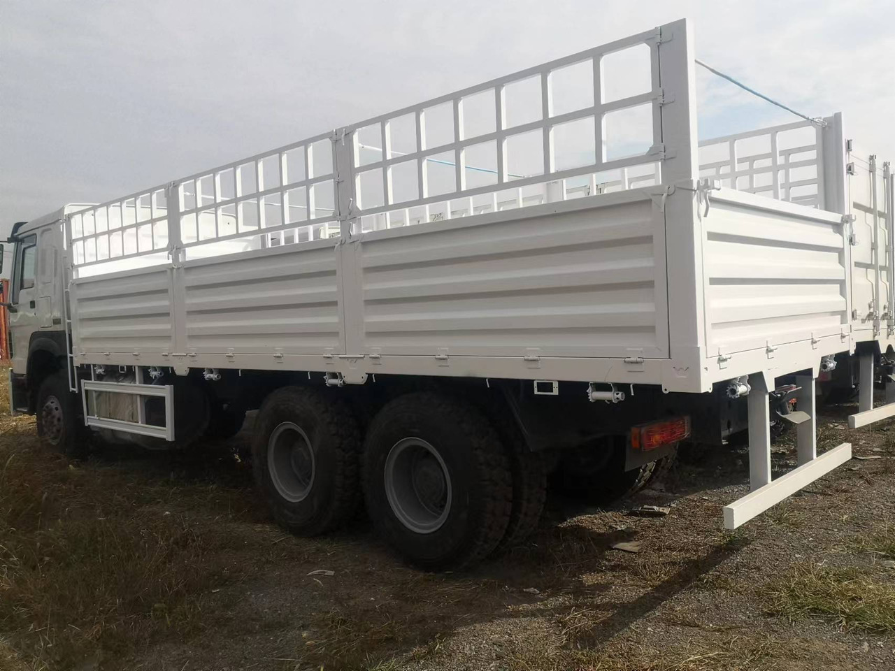 SINOTRUK HOWO DUMP TRUCK LIVESTOCK TRUCK WITH FENCE 371 380 400 420 460 HP - Camion bétaillère: photos 4 SINOTRUK HOWO DUMP TRUCK LIVESTOCK TRUCK WITH FENCE 371 380 400 420 460 HP - Camion bétaillère: photos 4