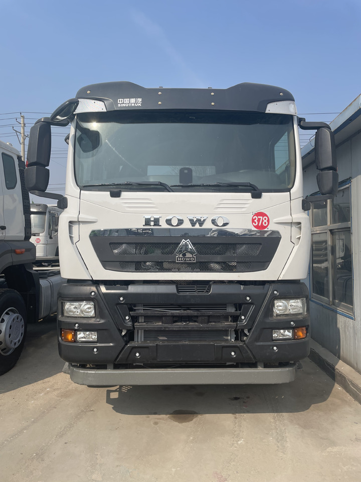 SINOTRUK HOWO 420HP TRACTOR HEAD - Tracteur routier: photos 1 SINOTRUK HOWO 420HP TRACTOR HEAD - Tracteur routier: photos 1