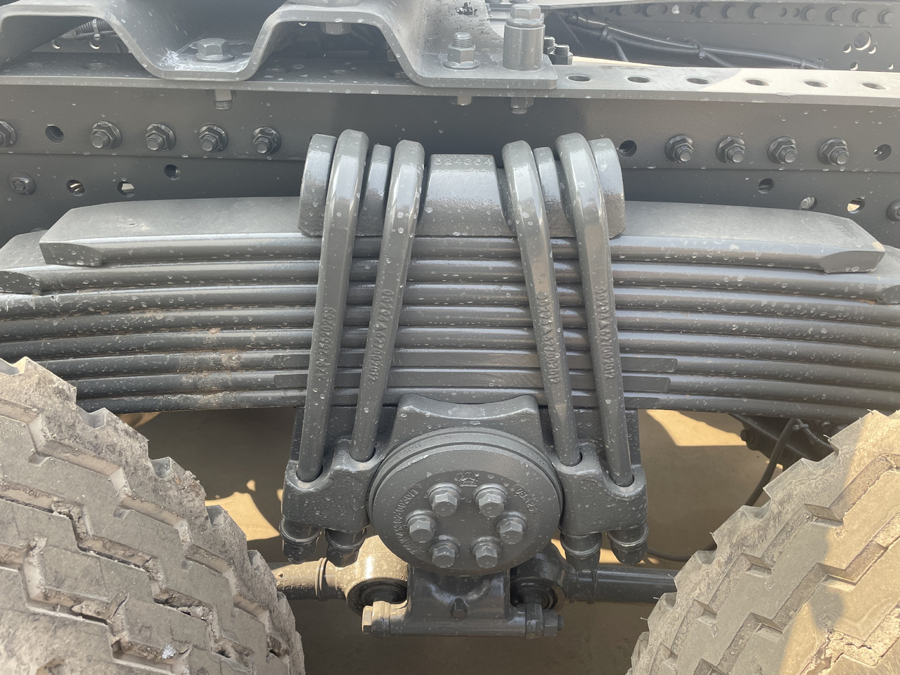 SINOTRUK HOWO 420HP TRACTOR HEAD - Tracteur routier: photos 4 SINOTRUK HOWO 420HP TRACTOR HEAD - Tracteur routier: photos 4