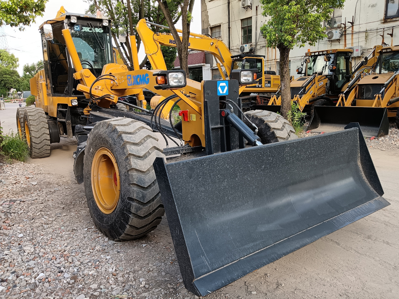 XCMG GR2153 WITH RIPPER AND TWO BLADES - Niveleuse: photos 1 XCMG GR2153 WITH RIPPER AND TWO BLADES - Niveleuse: photos 1