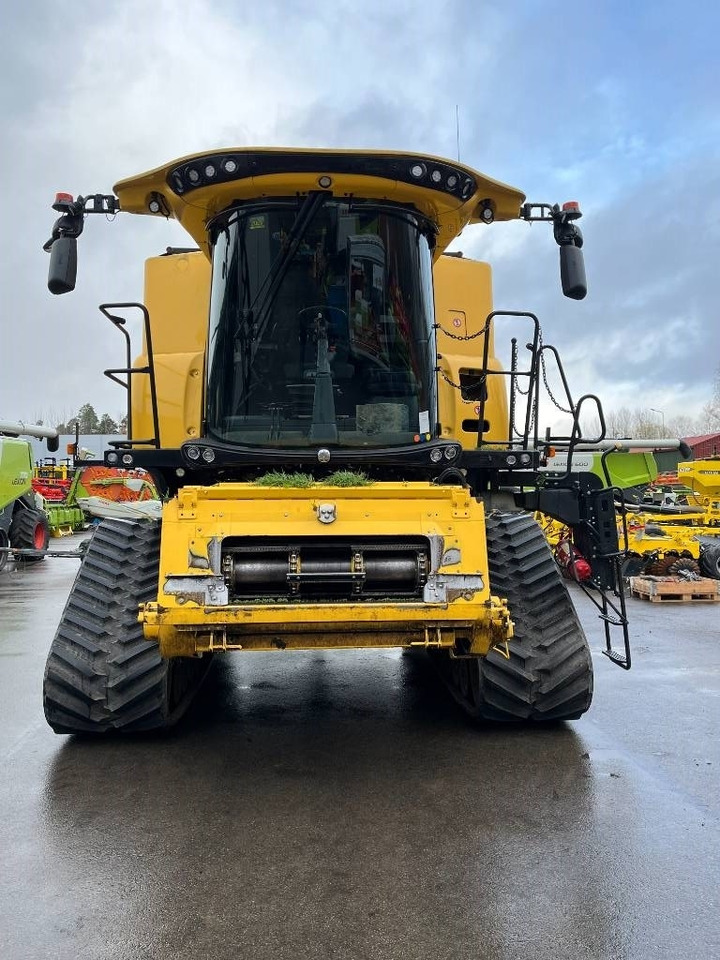 New Holland CR 9.90 - Moissonneuse-batteuse: photos 2 New Holland CR 9.90 - Moissonneuse-batteuse: photos 2