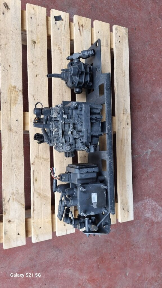 Knorr-Bremse AIR DRYER Mercedes-Benz ACTROS MP4 - Valve de frein pour Camion: photos 3 Knorr-Bremse AIR DRYER Mercedes-Benz ACTROS MP4 - Valve de frein pour Camion: photos 3