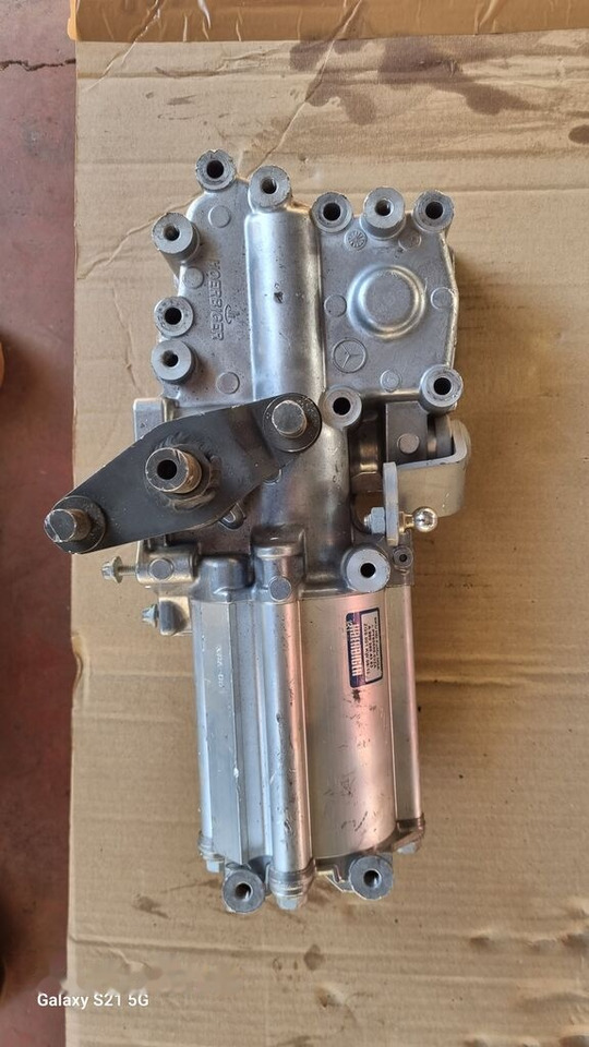 Mercedes-Benz ATEGO EURO 6 SHIFTING CYLINDER Mercedes-Benz ATEGO EURO 6 - Levier de vitesse pour Camion: photos 3 Mercedes-Benz ATEGO EURO 6 SHIFTING CYLINDER Mercedes-Benz ATEGO EURO 6 - Levier de vitesse pour Camion: photos 3