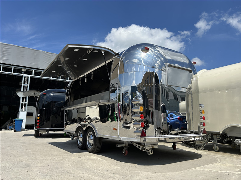 Smash Burger Food Truck Taste of Europe Food Truck: Wood-Fired Pizza, German Sausages & French Crepes - Remorque magasin: photos 3 Smash Burger Food Truck Taste of Europe Food Truck: Wood-Fired Pizza, German Sausages & French Crepes - Remorque magasin: photos 3
