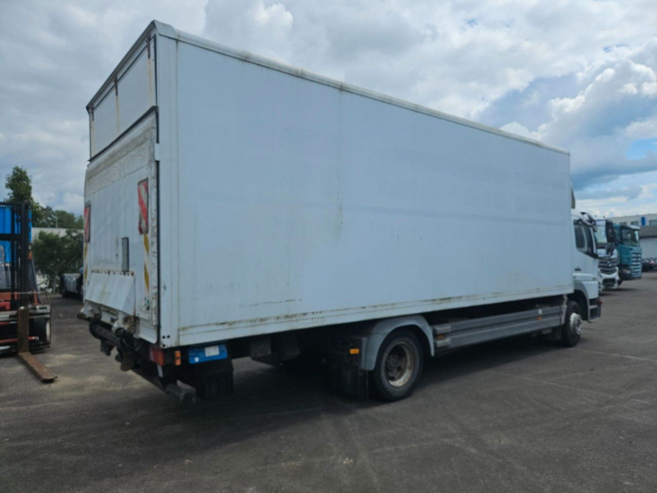 Mercedes-Benz Atego 1224 mit Ladebordwand - Camion fourgon: photos 3 Mercedes-Benz Atego 1224 mit Ladebordwand - Camion fourgon: photos 3