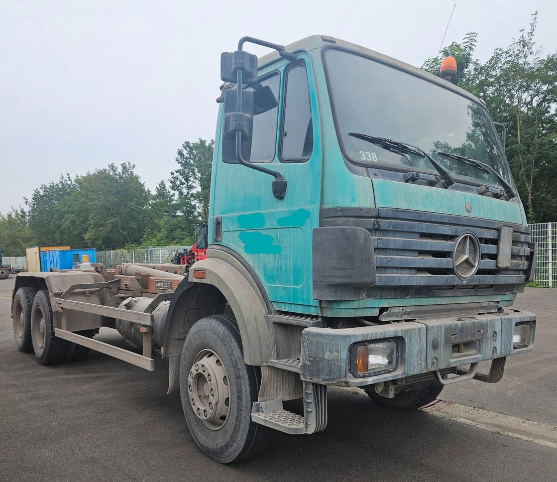 Mercedes-Benz SK 2527 6x4 Blatt/Blatt Hakenabroller - Camion ampliroll: photos 1 Mercedes-Benz SK 2527 6x4 Blatt/Blatt Hakenabroller - Camion ampliroll: photos 1