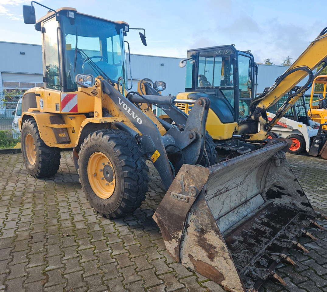 Volvo L30G Radlader mit Klappschaufel - Chargeuse sur pneus: photos 1 Volvo L30G Radlader mit Klappschaufel - Chargeuse sur pneus: photos 1