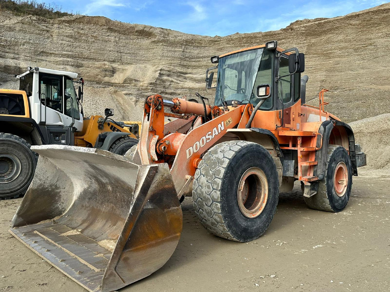 Doosan DL 300 - Chargeuse sur pneus: photos 1 Doosan DL 300 - Chargeuse sur pneus: photos 1