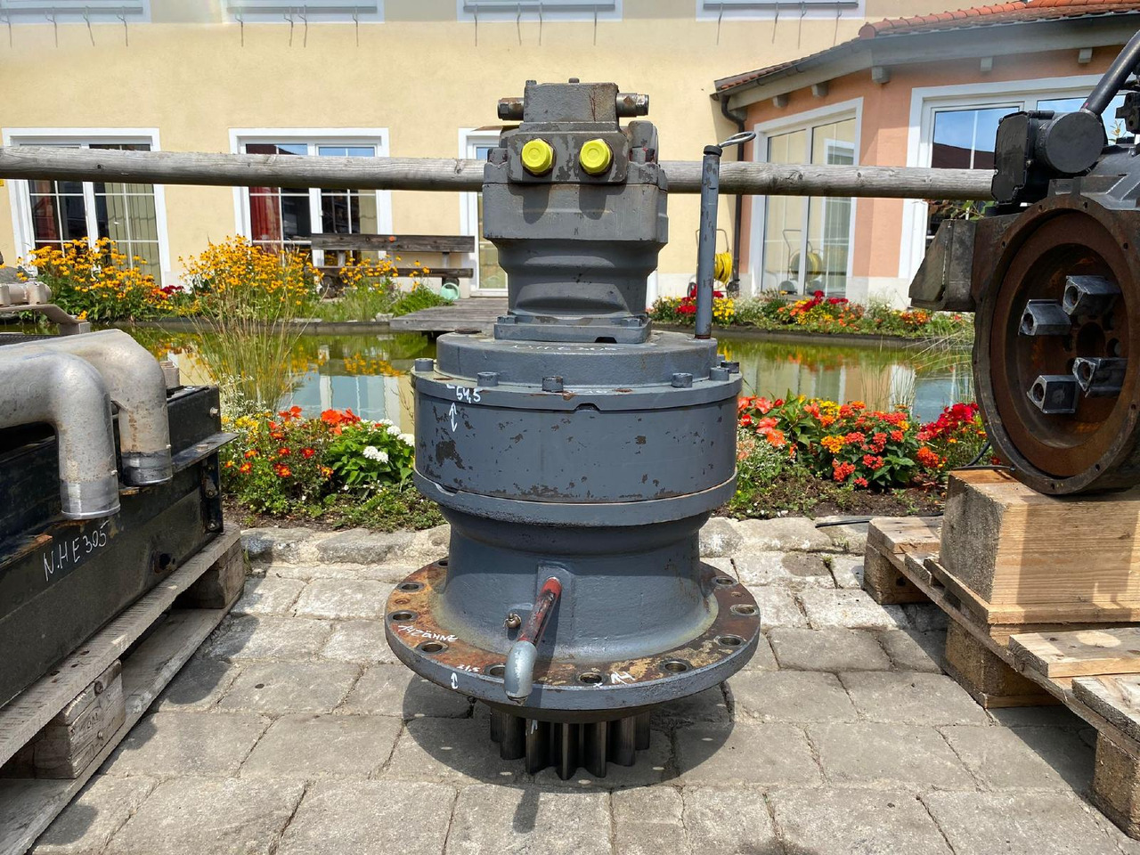 Holland E 305 - Moteur de rotation pour Engins de chantier: photos 1 Holland E 305 - Moteur de rotation pour Engins de chantier: photos 1