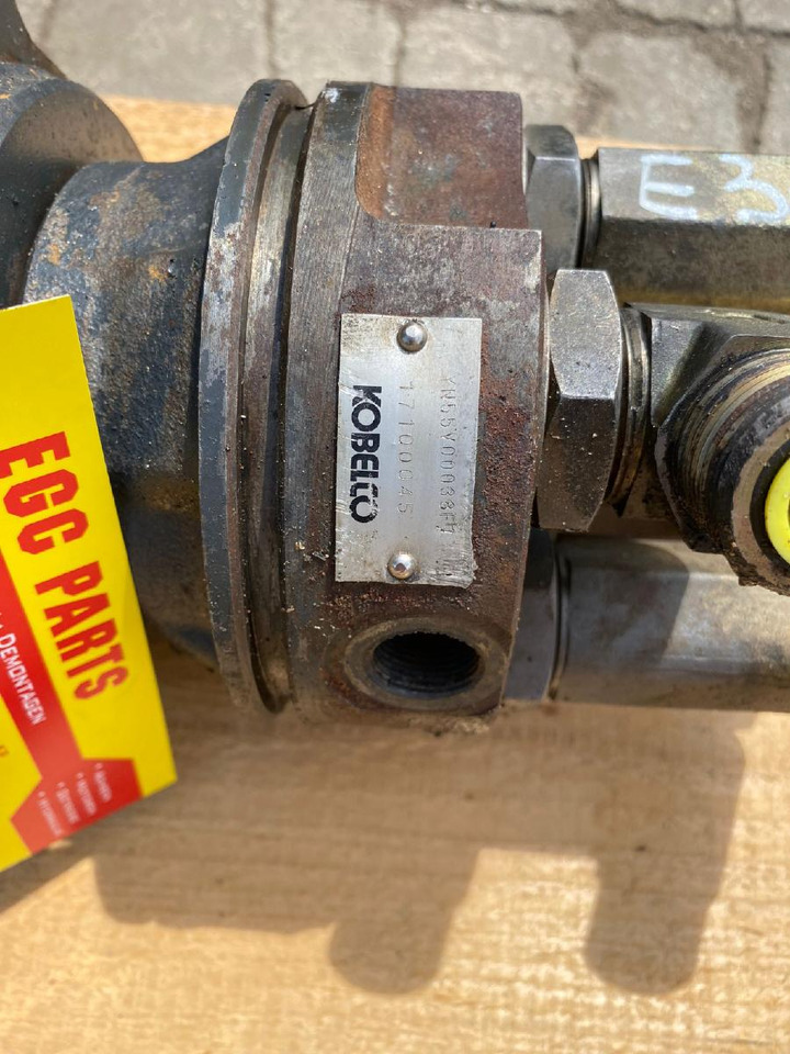 Holland E 305 - Moteur de rotation pour Pelle sur chenille: photos 2 Holland E 305 - Moteur de rotation pour Pelle sur chenille: photos 2