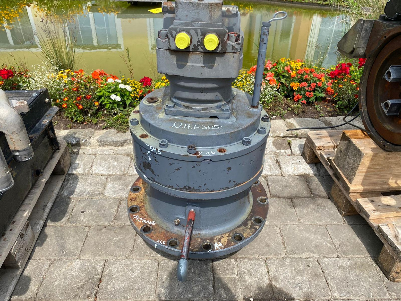 Holland E 305 - Moteur de rotation pour Engins de chantier: photos 3 Holland E 305 - Moteur de rotation pour Engins de chantier: photos 3