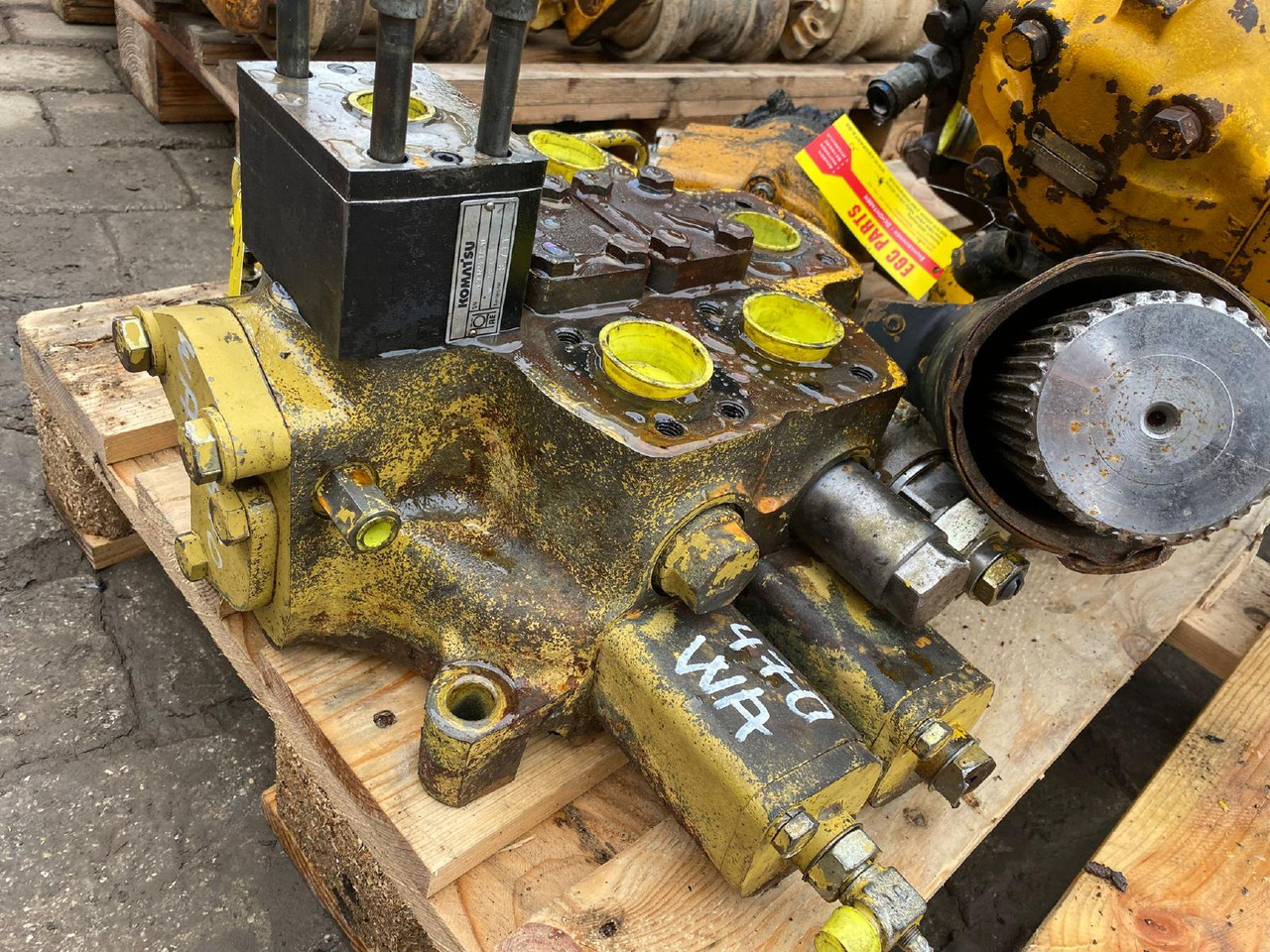 Komatsu WA 470-3 - Valve hydraulique pour Engins de chantier: photos 1 Komatsu WA 470-3 - Valve hydraulique pour Engins de chantier: photos 1