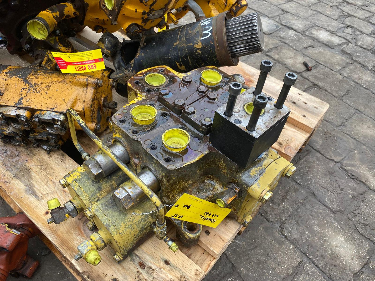 Komatsu WA 470-3 - Valve hydraulique pour Engins de chantier: photos 4 Komatsu WA 470-3 - Valve hydraulique pour Engins de chantier: photos 4