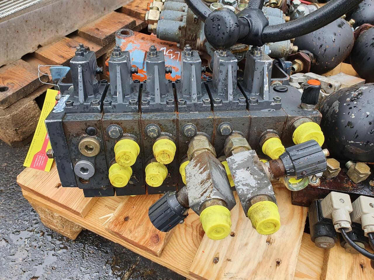 Valve hydraulique pour Engins de chantier Schaeff HML 30: photos 1