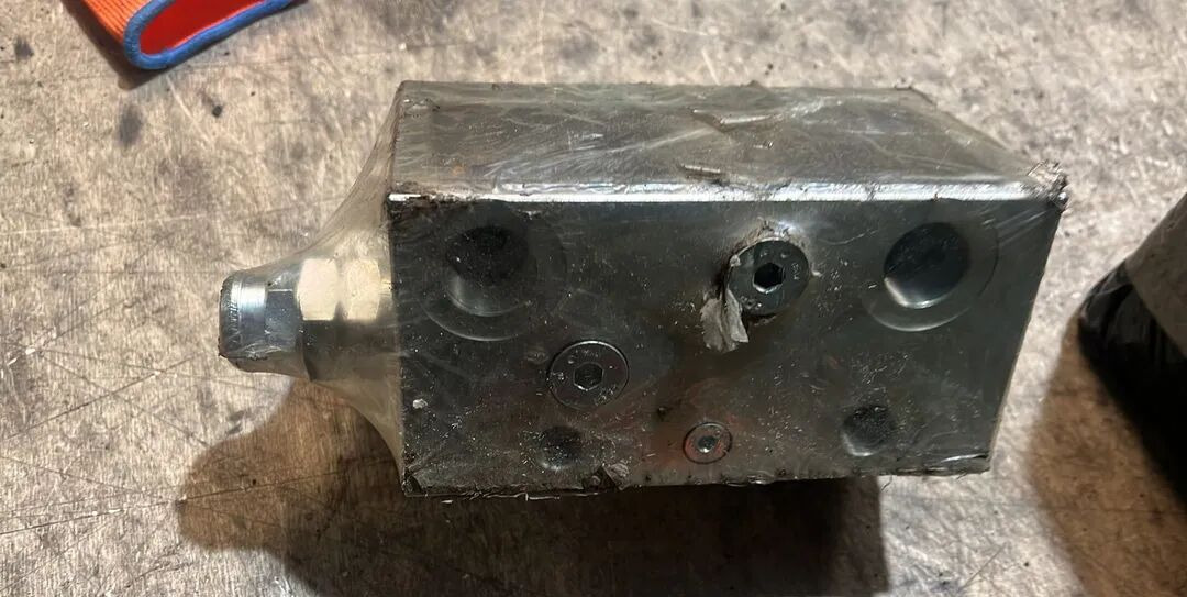 Rexroth Flow Divider R930062425 - Valve de frein pour Camion: photos 2 Rexroth Flow Divider R930062425 - Valve de frein pour Camion: photos 2