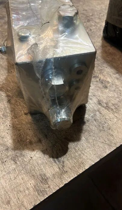Rexroth Flow Divider R930062425 - Valve de frein pour Camion: photos 1 Rexroth Flow Divider R930062425 - Valve de frein pour Camion: photos 1