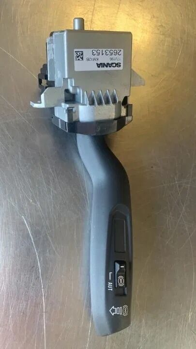 Scania PRZEŁĄCZNIK REFLEKTORÓW SYGNAŁÓW SKRĘTU CIĘŻARÓWKI 2653153 Scania truck - Commutateur de colonne de direction pour Camion: photos 1 Scania PRZEŁĄCZNIK REFLEKTORÓW SYGNAŁÓW SKRĘTU CIĘŻARÓWKI 2653153 Scania truck - Commutateur de colonne de direction pour Camion: photos 1