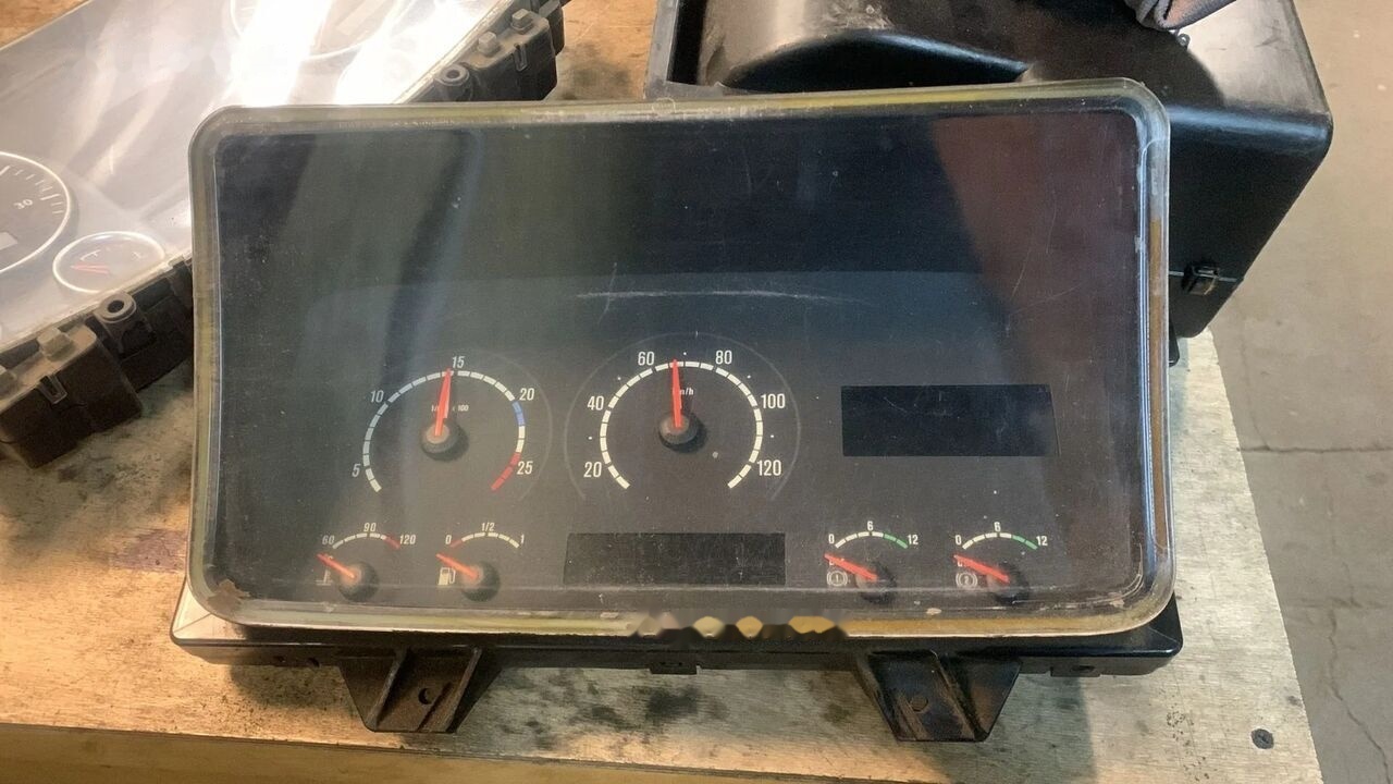 Scania Zegary Liczniki R 1545985 1738065 1544904 1545985   Scania truck - Panel de instrumentos pour Camion: photos 1 Scania Zegary Liczniki R 1545985 1738065 1544904 1545985   Scania truck - Panel de instrumentos pour Camion: photos 1