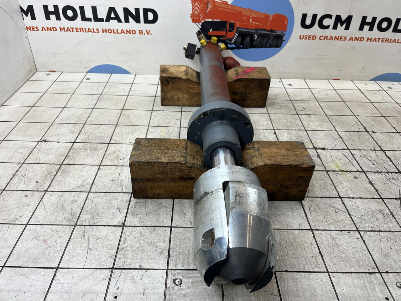 Compact Truck CT 2 counterweight cylinder - Vérin hydraulique pour Grue mobile: photos 2 Compact Truck CT 2 counterweight cylinder - Vérin hydraulique pour Grue mobile: photos 2
