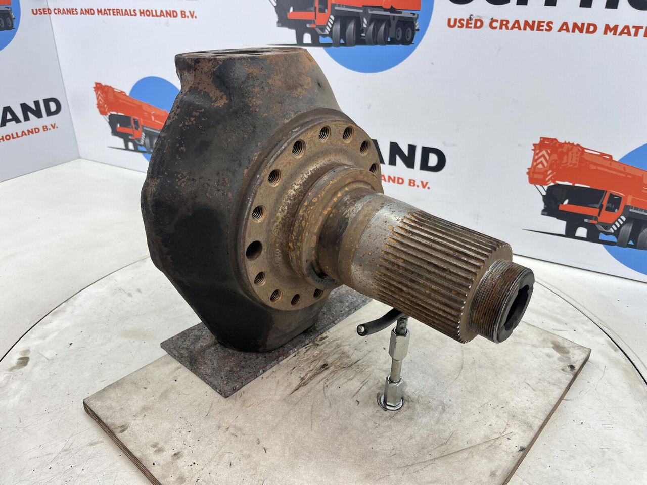 FAUN RTF 40 Steering knuckle 16 holes axle 3 - Fusée d'essieu pour Grue: photos 3 FAUN RTF 40 Steering knuckle 16 holes axle 3 - Fusée d'essieu pour Grue: photos 3