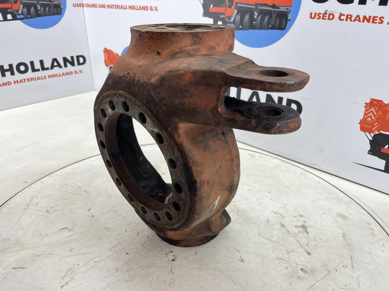 FAUN RTF 50 Steering knuckle 16 holes axle 1 left - Fusée d'essieu pour Grue: photos 1 FAUN RTF 50 Steering knuckle 16 holes axle 1 left - Fusée d'essieu pour Grue: photos 1