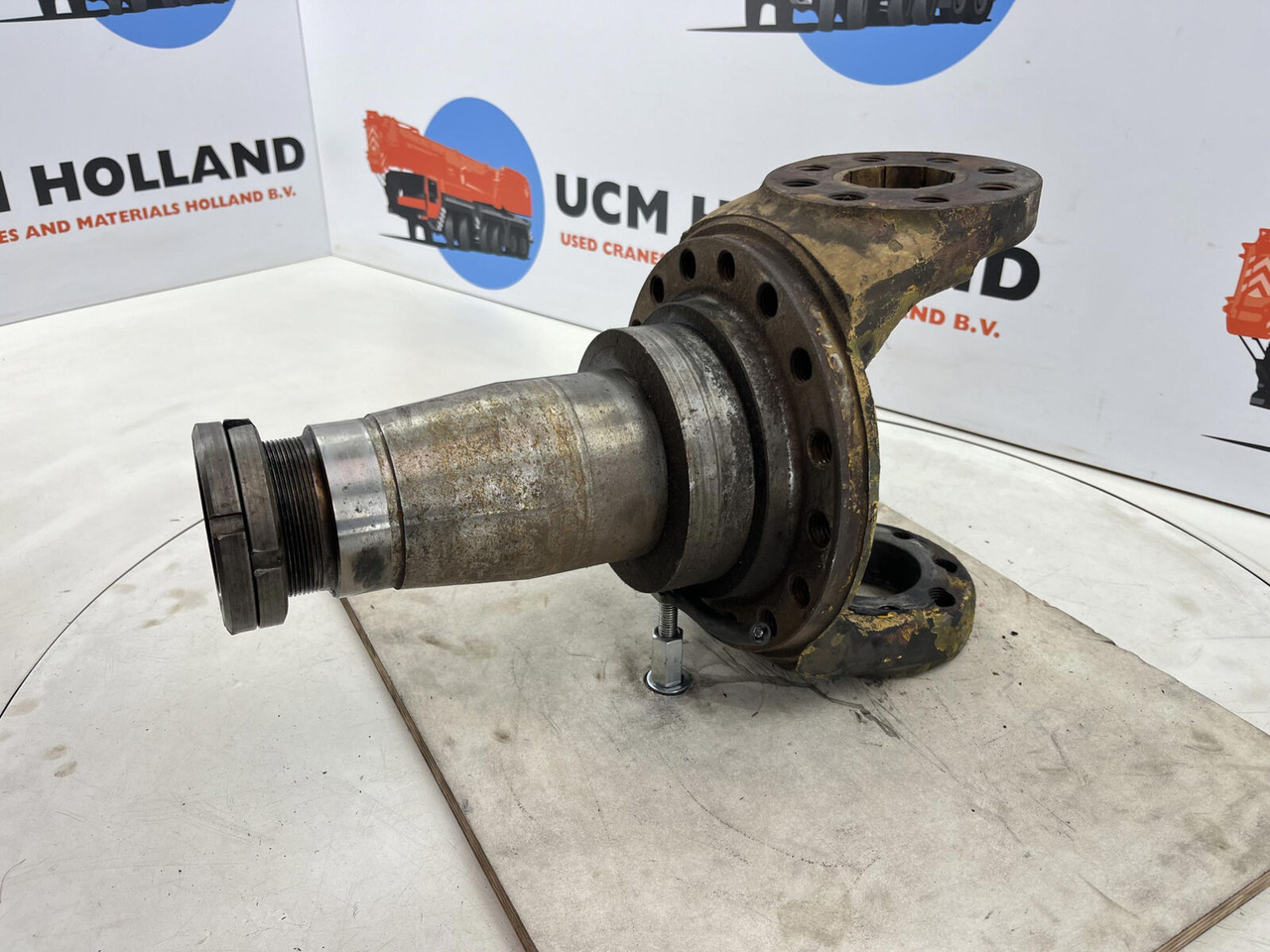 Grove AT 880 Steering knuckle 16 holes axle 2 - Fusée d'essieu pour Grue mobile: photos 1 Grove AT 880 Steering knuckle 16 holes axle 2 - Fusée d'essieu pour Grue mobile: photos 1